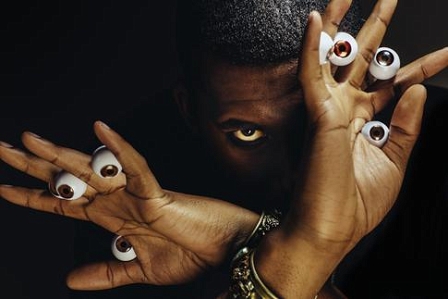 Flying Lotus mit Augen in den Händen